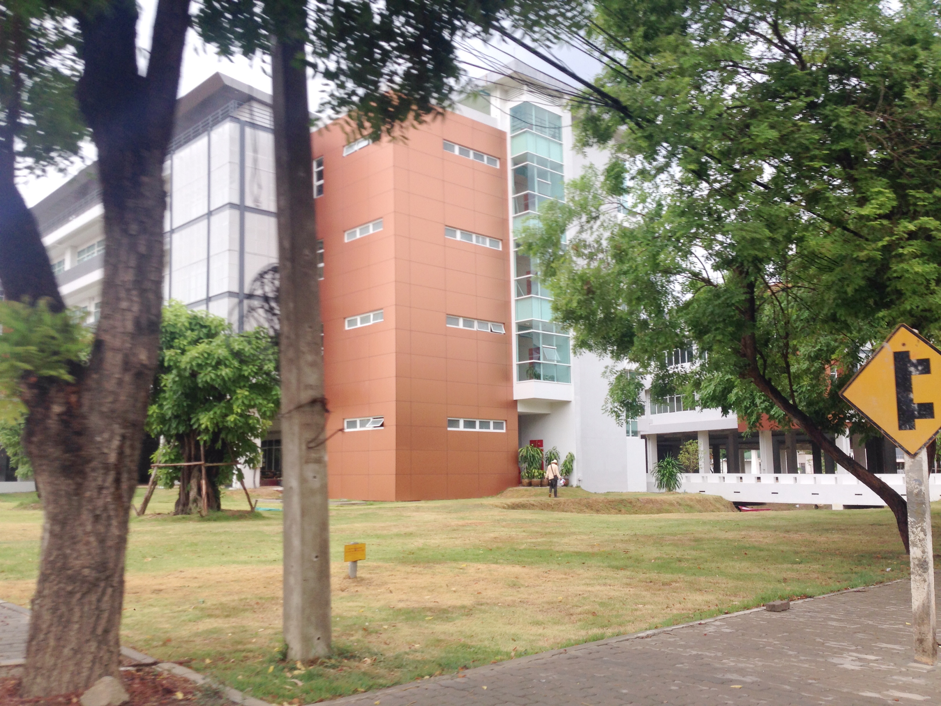 19 พ.ค. 59 ม.นเรศวรฝนตกหนักอากาศชุ่มชื่น